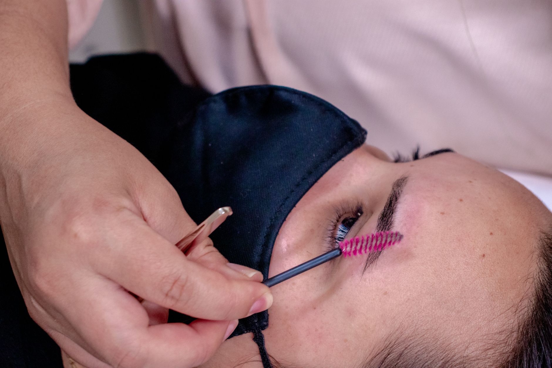 Detail tvarovaného obočí — Brow Luxe Studio Praha